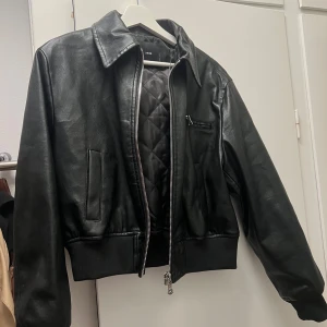 Svart skinnjacka, storlek L - Säljer en svart skinnjacka från MNG i storlek L. Använt en gång