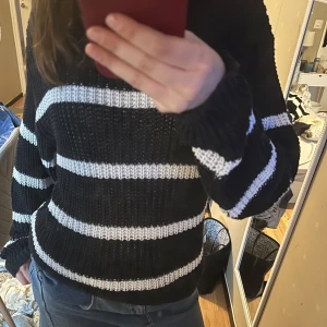 Stickad tröja  - Jätte fin stickad tröja som är randig! Lite längre i modellen men super fin på