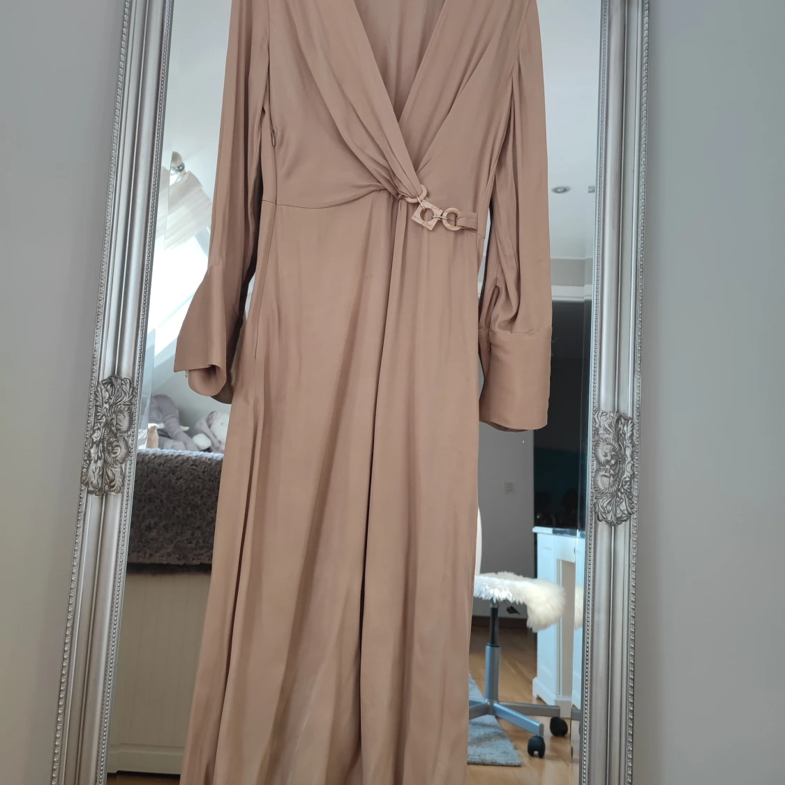 Beige långklänning med omlott och spänne - 1