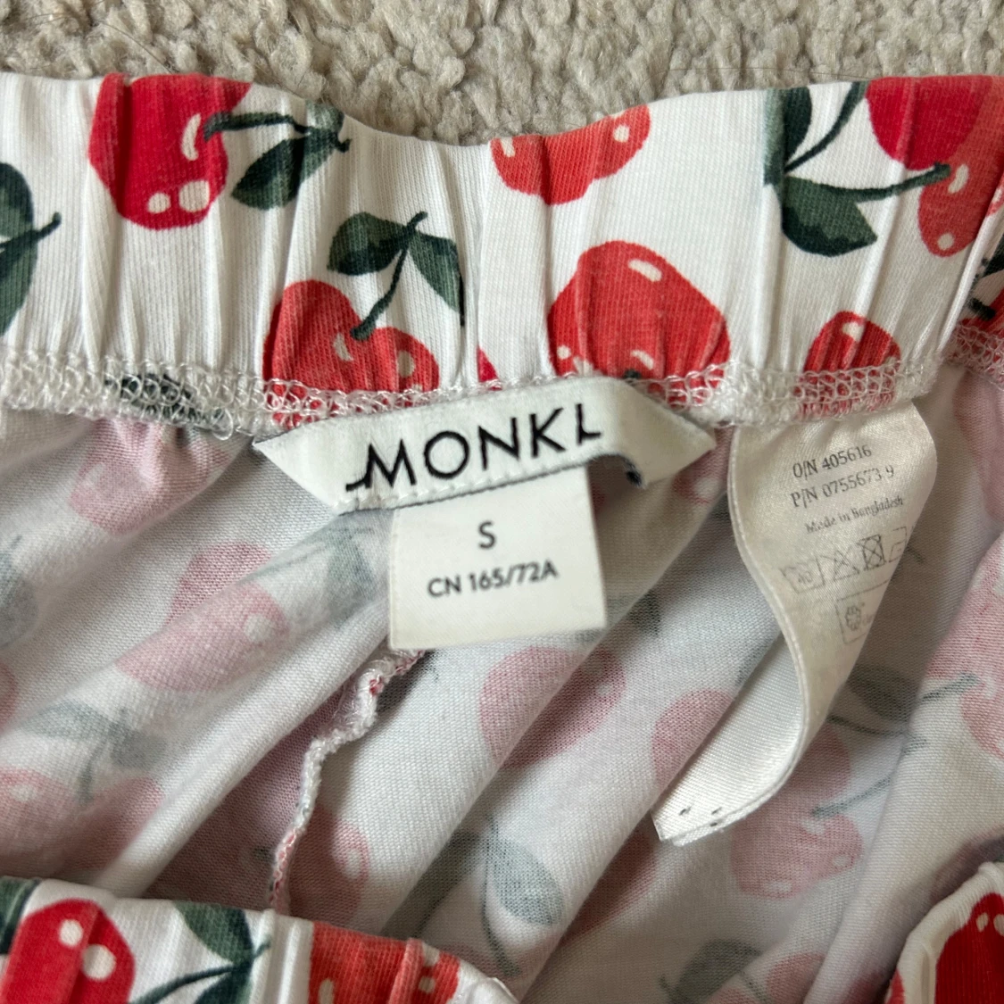 Vit pyjamas med körsbärstryck på från monki  - 2