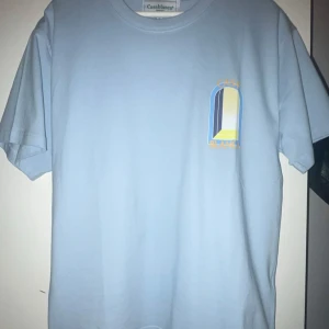 Casablanca T-shirt  - Säljer denna helt oanvända tröjan från Casablanca. Helt ny i storlek S. Vid frågor eller funderingar tveka inte över att skick! 