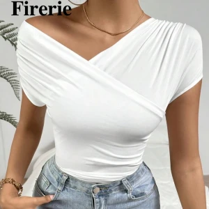 Vit omlott topp  - Snygg vit omlott topp med offshoulder-design och korta ärmar. Toppen har en tight passform och är gjord i mjukt, stretchigt material som sitter skönt mot kroppen. Perfekt att styla med jeans eller kjol för en trendig look. Använd endast en gång.