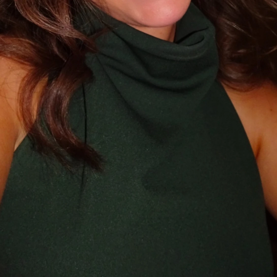 Mörkgrön ärmlös topp med draperad hals - 3