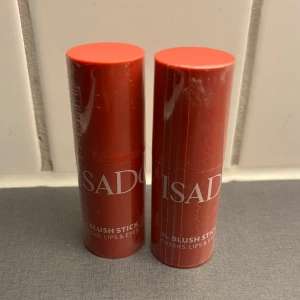 Isadora Blush Stick  - 2st oöppnade förpackningar av IsaDoras liquid blush i färgen 44 coral rose.  Köp båda två för 130kr, eller ett för 80kr 🧡