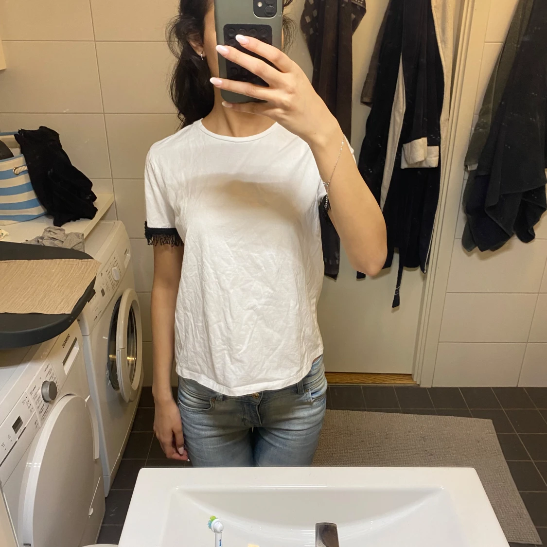 Vit t-shirt med spetsdetalj