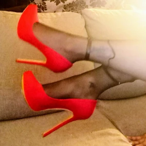 Röda pumps med hög klack - Snygga röda pumps med riktigt hög klack och spetsig tå. Skorna har en klassisk och elegant form som verkligen sticker ut. Perfekta för dig som vill ha en färgklick och gillar att synas. Passar till både jeans och klänning.