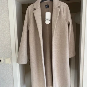 Zara kappa - En lång kappa från zara köpt förra året, perfekt för vinter och höst, har gömda fickor!🩷