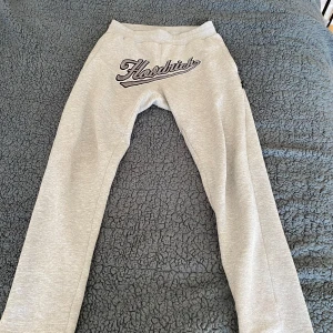 Hoodrich byxor - Hoodrich gråa byxor som är riktigt sköna. Har används ett par gånger och har ett litet hål vid bakre fickan som knappt syns, annars inga diffekter. Pris kan såklart diskuteras. DM för frågor!
