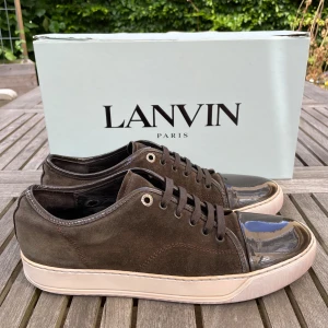 Lanvin skor - Hej! Säljer nu dessa sjukt snygga Lanvin skor. Skorna är i toppskick! Vi rekommenderar att gå ner en storlek. Har ett begränsat antal boxar och dustbag! Hör gärna av dig vid frågor 