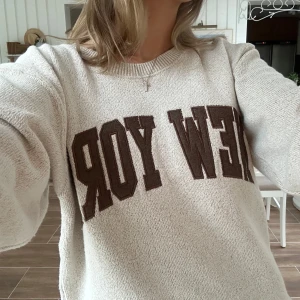 Oat färgad sweater  - Limiterad och finns endast i New york. Jag har 10st tillgängliga. Den är extremt mjuk och har färgen oat. 