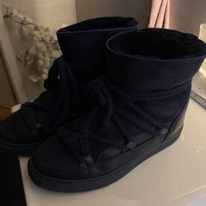 Inuikii boots  - Säljer mina mörkblåa Inuikii boots. Skorna är fodrade och har en ovandel i mocka kombinerat med detaljer i skinn. Använda ett kanske 20 tal gånger vintern som var, men känner att jag vill nya färg till detta år! Väldigt fint skick 🌸Köpta för 2899kr