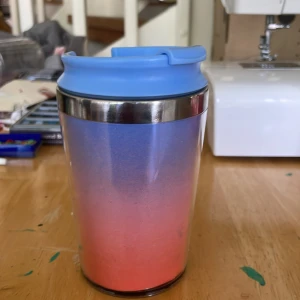 Drick mugg  - En snygg och stilren drickmugg som håller både varm och kall vatten i rätt temperatur i upp till 3-4 timmar! Helt perfekt för sommaren när du vill svalka med lite kallvatten🫶
