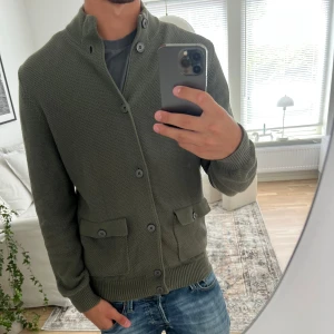 Massimo Dutti stickad cardigan  - As fet stickad cardigan från Dutti, skick 10:10 inga defekter ingenting, priset kan diskuteras!