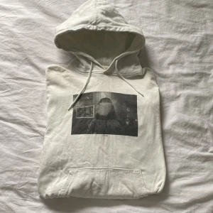  hoodie från STAY  - Säljer en vit hoodie från STAY i storlek S. Tröjan har en svartvit grafisk print framtill med texten 'STAY' under motivet. Mjuk insida och perfekt till lite kallare dagar eller kyliga sommarkvällar. 