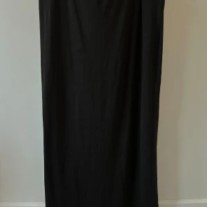Svart långkjol  från Monki - Perfekta långkjolen! 💓💓