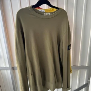 Stone Island tröja  - STONE ISLAND TRÖJA 🍀   Strl - XL Cond - 7/10 i använt skick (2 trådar som släppt, se bild. Hade även behövt en tvätt, ärmarna kan man stryka)  Pris - 950 kr   Köpare står för frakt 📦  Priset är ej hugget i sten, kan gå ner vid snabb och smidig affär! 😄  Hör av er vid funderingar!
