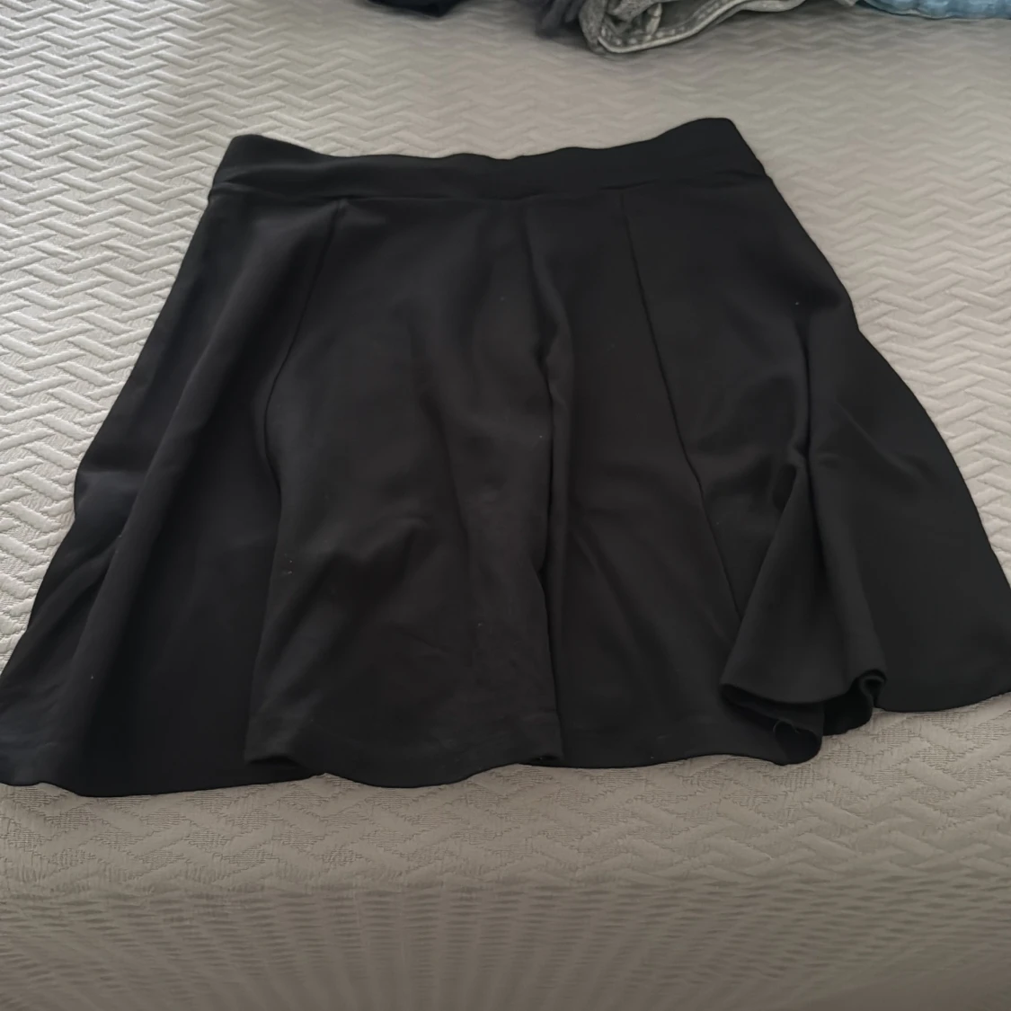 Svart kortkjol med dragkedja