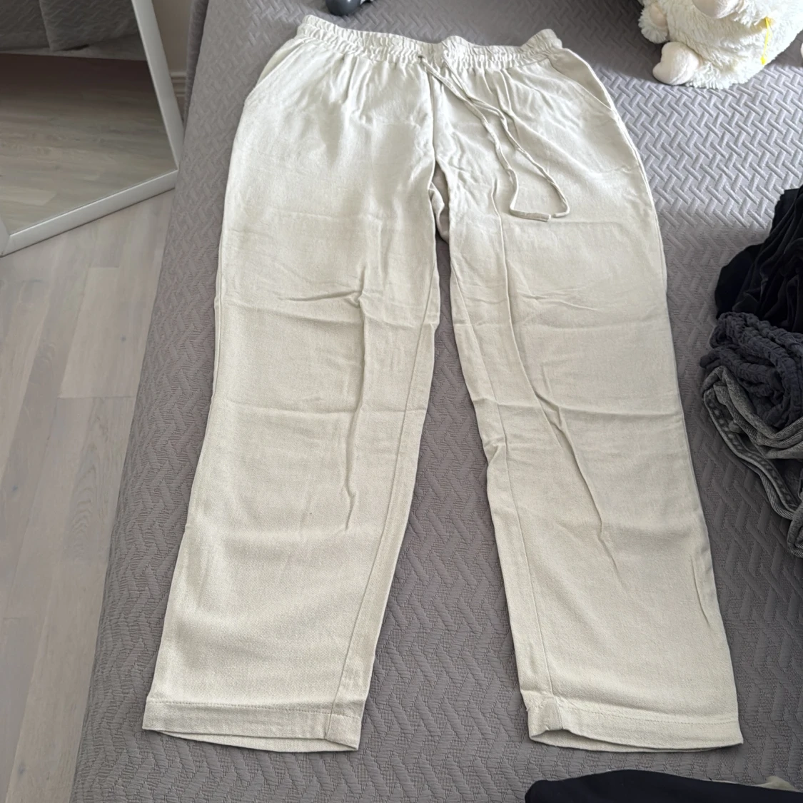 Petite beiga linnebyxor med snörning