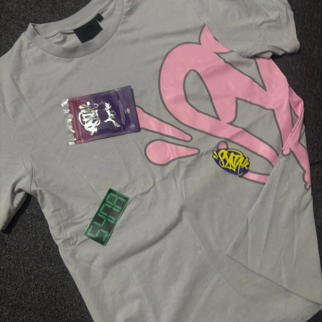 Grå t-shirt med rosa graffiti-print - 1