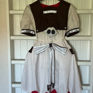Nene yashiro cosplay - Enbart provad aldrig använd cosplayklänning i beige och brunt, puffärmar och dekorativ krage. Det ingår matchande bruna strumpbyxor. Ingen peruk