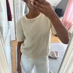 Beige stickad kortärmad tröja H&M - Supermjuk och stilren beige stickad tröja från H&M. Modellen har korta ärmar, rund halsringning och ribbade kanter. Använd fåtal gånger, som ny! 