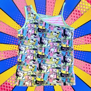 Pop art linne från Kappahl - Färgglad linne-topp från Kappahl med pop art-inspirerat serietidningsmönster. Baksidan är rosa- och vitrandig. Asymmetrisk med ett smalt och ett tjockare axelband.