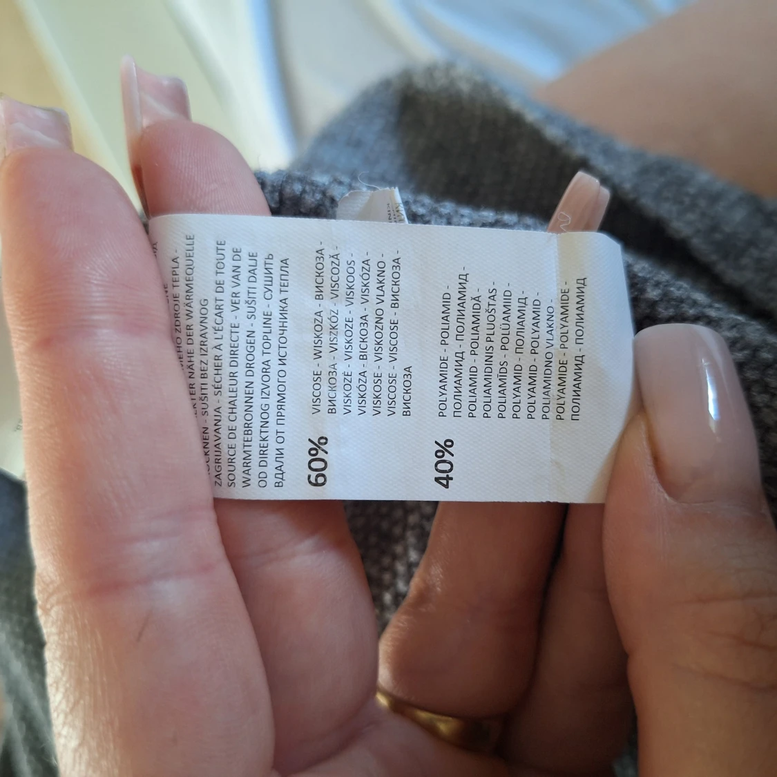 Grå stickad tröja med knyt i ryggen - 3