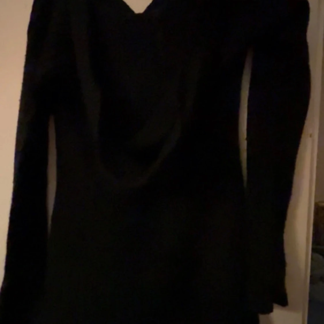 Svart långärmad klänning med v-ringning och luva - 1