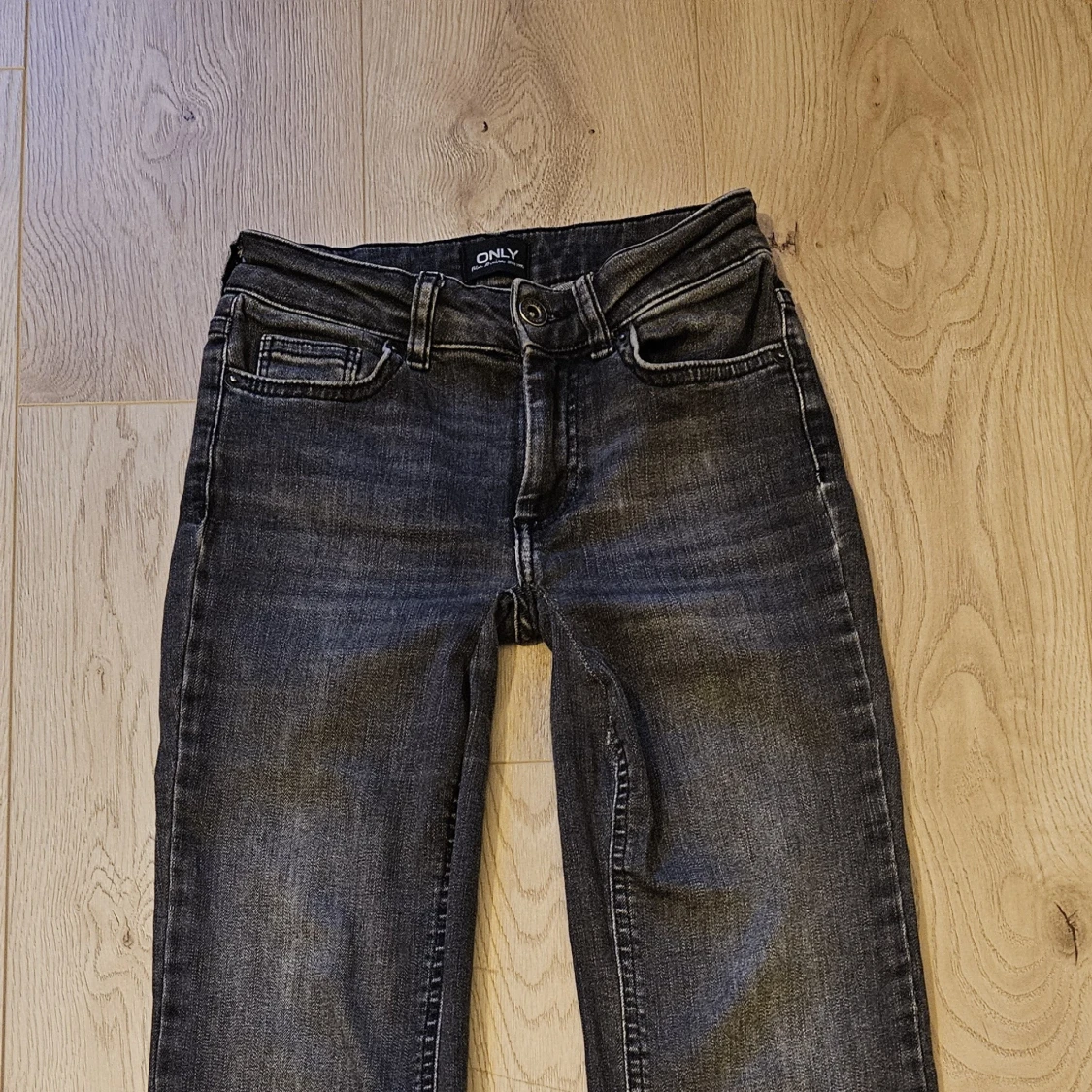 Mörkgrå jeans från ONLY med slits - 1