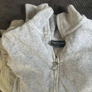Grå zip-hoodie från Juicy Couture - Säljer min fina juicy couture dress pga viktuppgång, Xs på byxorna, Xxs på tröjan (passar xs) 