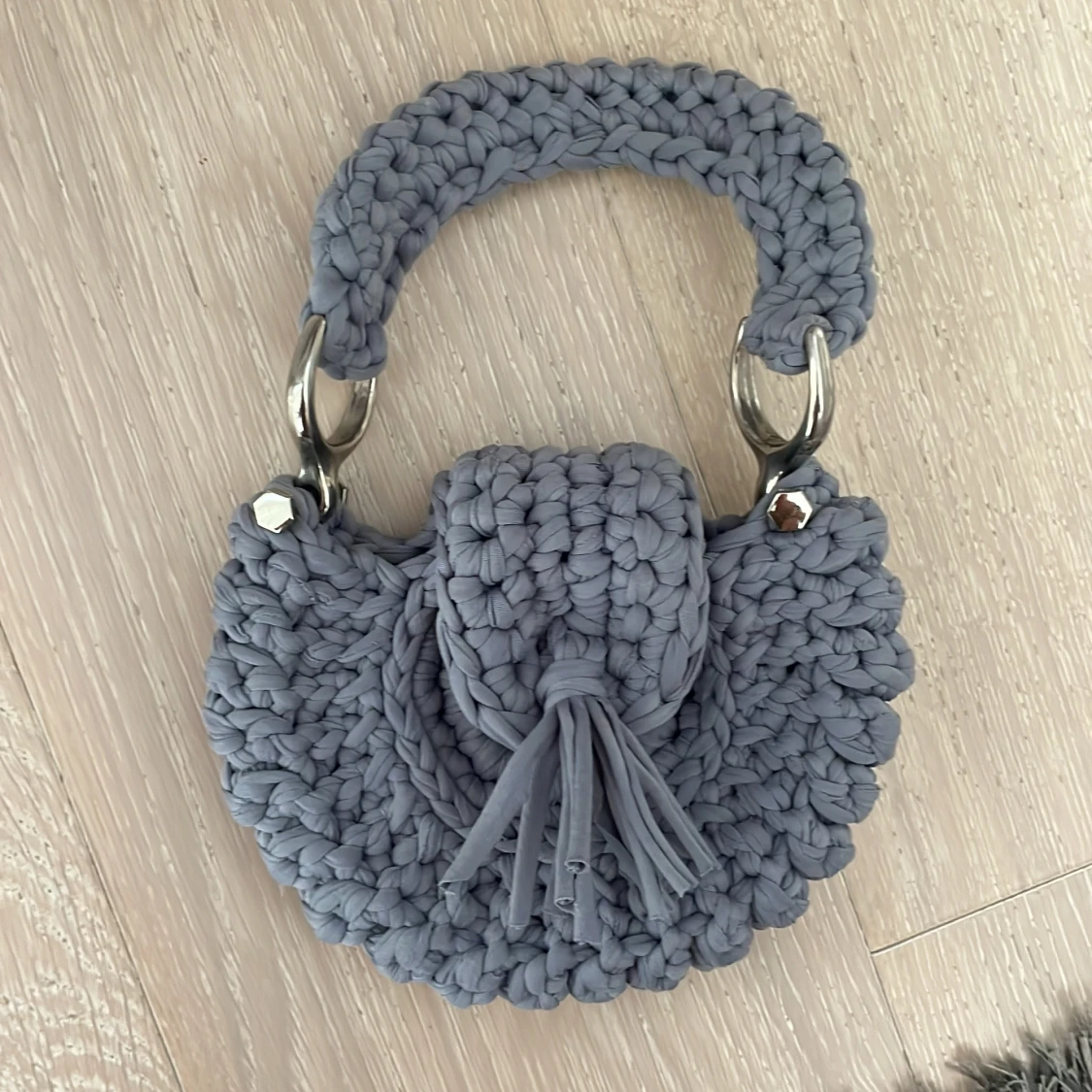 Handgjord grå stickad handväska