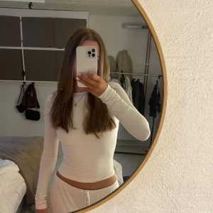 Vit tröja med öppen rygg - Vit långärmad med öppen rygg, storlek XXS men passar Xs och S också! 