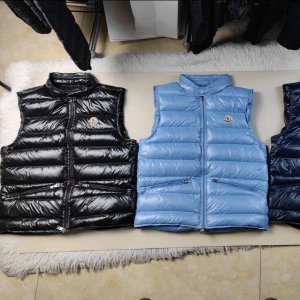 Moncler dunväst svart eller ljusblå alla storlek - Säljer en riktigt snygg dunväst från Moncler i glansigt material. Välj mellan svart eller ljusblå. Västen har hög krage, två dragkedjefickor och klassisk Moncler-logga på bröstet. Perfekt att slänga över en hoodie för en cool look.