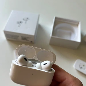 AirPod Pro 2 - PRO 2 använt dem väldigt lite men säljer dem nu pågrund av att dem inte passar mig.