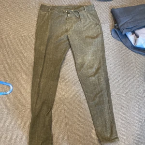 Gråa byxor från Kappahl - Gråa byxor från Kappahl i storlek 170. 