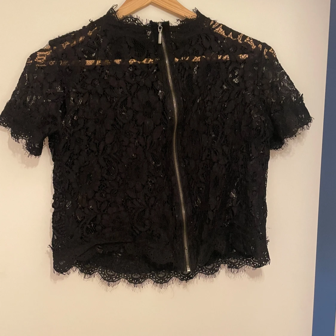 Svart spetsblus med dragkedja - 3