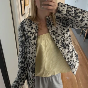 Leopardjacka, tunn - KappAhl - Säljer en svartvit, leopardmönstrad, tunn vår/sommarjacka från KappAhl i storlek M. (Jag på bilden brukar bära xs/s så den passar bra som mindre och större). Quiltad design och knäppning framtill.💕jag har använt den typ 3 gånger kanske☺️