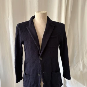 Merino kavaj från John Henric - Sjukt snygg stickad kavaj/cardigan i merino ull. Kavajen är från jonh henric och tillverkas inte längre. Passar bra både casual och uppklätt!