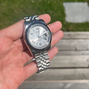 Seiko klocka mod  - Aldrig använda Automatisk klocka   Size: 40mm Thickness:13.3mm Width:20mm Length:21cm Mov't: NH35 Automatic Material: sapphire  Weight: 150g W/P: 30m Har ändrat den till min storlek men har kvar alla länkar så det går att fixa tillbaka. 