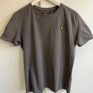 Grå t-shirt från Lyle & Scott - Snygg grå t-shirt från Lyle & Scott med klassisk rund hals och korta ärmar. Lappen med storlek är bortklippt för den kliade enligt min son. 😊