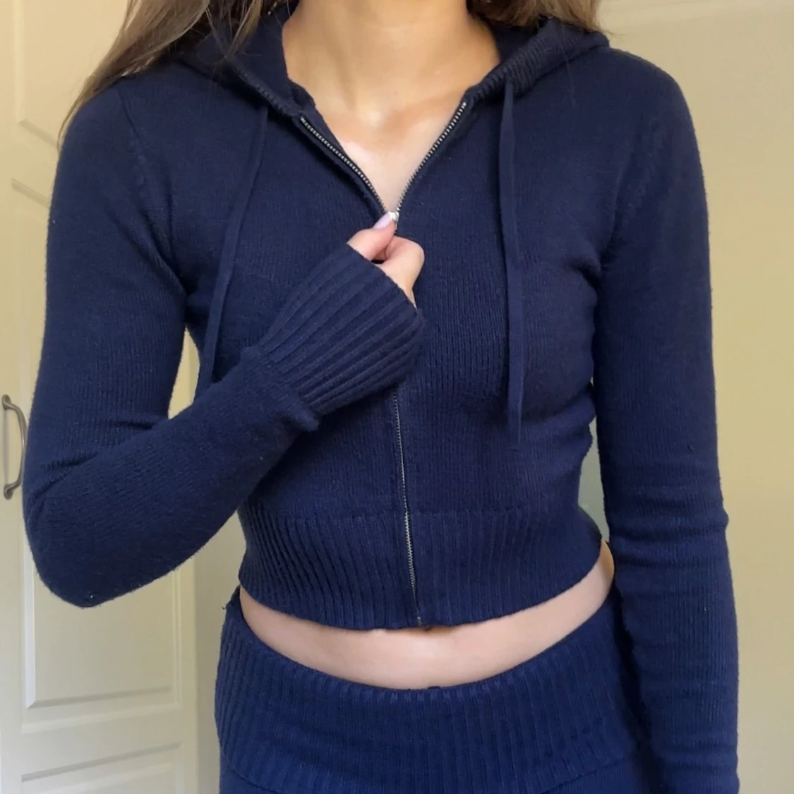 Mörkblå croppad stickad hoodie