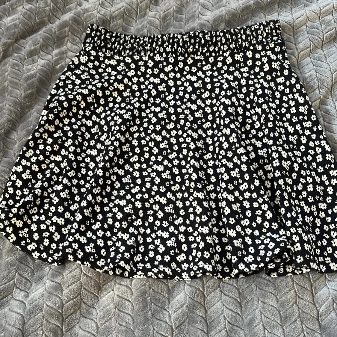 Svart blommig kortkjol från 157