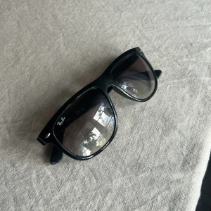 Svarta Rayban boyfriend  - Klassiska svarta rayban boyfriend som är använda en sommar men är i bra skick 