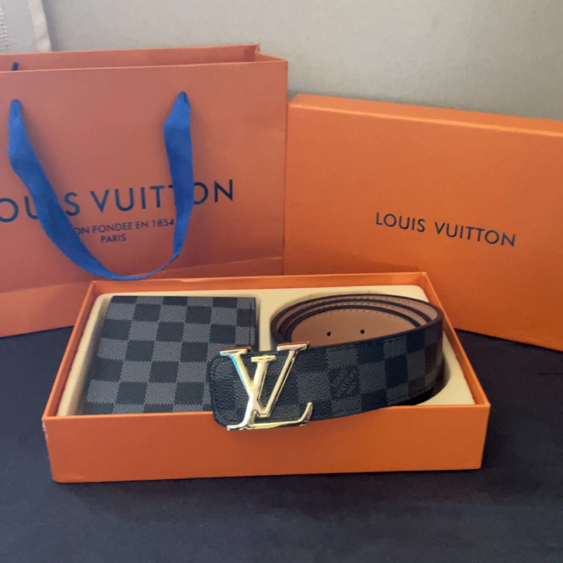 Svart bälte med plånbok