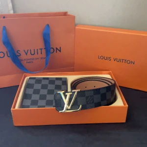 Svart bälte med plånbok  -  Säljer helt ny bälte och plånbok. Det ingår box och påse . Färgen är svart och bältet storlek är 105cm. Båda är tillverkade i paris.