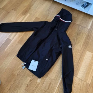 Moncler windbreaker - Ny moncler windbreaker storlek M men lite kort i storleken vid funderingar är det bara att höra av sig. (Var försiktig med dragkedjan den är lite känslig) står inte för några returer