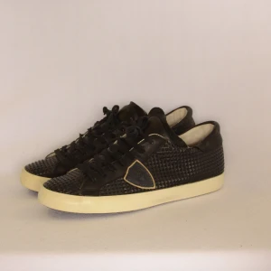 Philippe Model Sneakers  - PHILIPPE MODEL SNEAKERS  Storlek : 42  Passform : Normal  Användning : Skorna är i fint skick utan defekter (ej original sula)  Nypris : Cirka 4000SEK