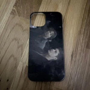 Supernatural mobilskal - Bilderna visar ett mobilskal med tryck av supernatural serien