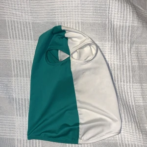 Hammarby/bajen balaclava - Säljer en tvåfärgad Hammarby  balaclava . Den har en clean, sportig look med en halvtäckande design och öppning för ögonen. Tillverkad i mjukt och stretchigt syntetmaterial som sitter skönt mot huden. Perfekt för dig som vill sticka ut med en unik accessoar.