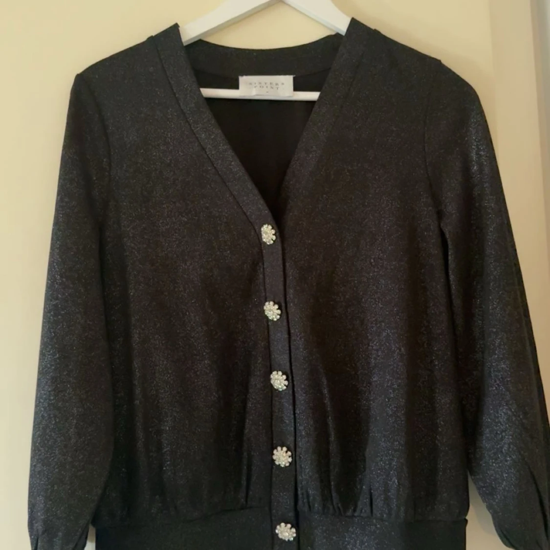 Glittrig svart kofta med pärlknappar - 1